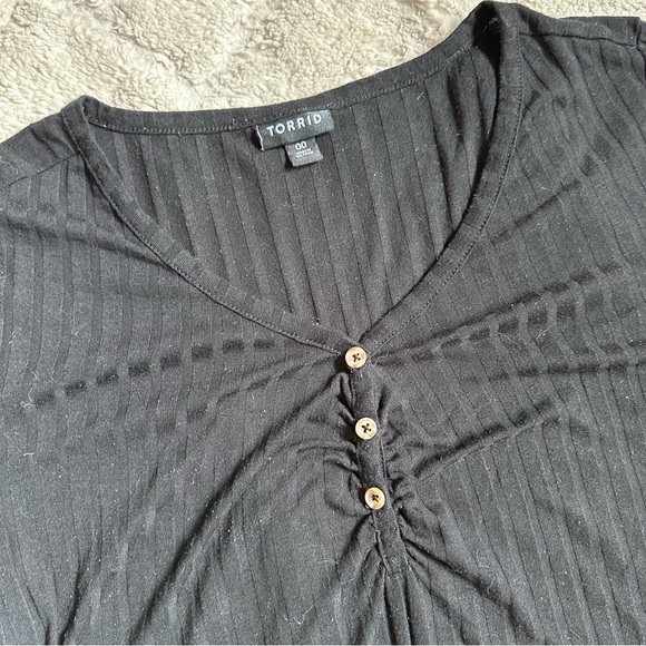 Torrid | Black Ribbed Henly Bodysuit Short Sleeve Neck | Size 00 - Picture 4 of 9